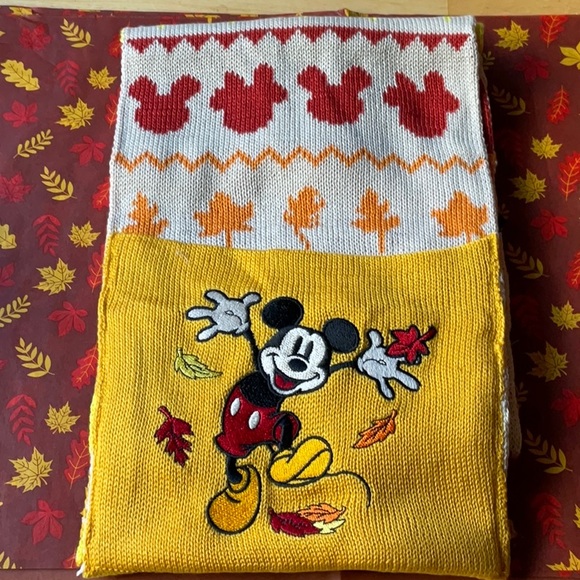 🍁🍂🍁 LOUNGEFLY DISNEY FALL MICKEY AND MINNIE MOUSE FAIR ISLE SCARF 🍁🍂🍁NWT - Picture 9 of 16